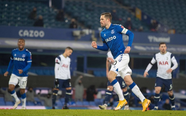 岁月不饶人！苏东：几年前无所不能的德布劳内，今天有点力不从心.